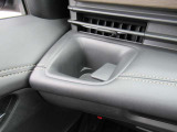 後席ドア両側には『ロールサンシェード』を装備♪♪ 強い日差しをさえぎります♪♪ 室内の更なる防犯(のぞき等)にも役立ちます♪♪