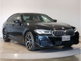 コーナーセンサーが搭載しておりますので、車庫入れの際など、障害物の接近を音で知らせます。