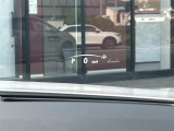 【ヘッドアップディスプレイ(HUD)】フロントウインドウガラスに走行情報を投影します。運転中の目線と重なるように表示されるので、少ない視線移動で速度が確認できるので、 ドライビングに集中できます!