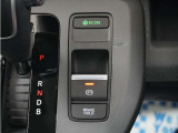 電子制御パーキングブレーキ搭載で指一本で簡単に操作することができます。さらに停車中に、ブレーキペダルを踏み続けなくても、自動的にブレーキを保持する機能である、オートマチックブレーキホールド付きです。