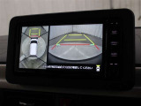 車両周辺を真上から見たような広範囲の映像を表示し、安全運転をサポートする「パノラマモニター」を装備しています。