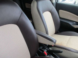 メダリスト系専用装備の運転席アームレストでロングドライブも快適です