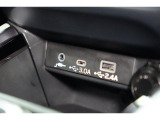 小物の収納に便利なセンタートレイには携帯等のデバイスの充電可能なUSB出力電源付です。