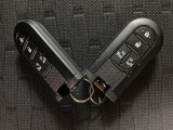 スマートキーを装備しています☆カギをカバンやポケットに入れて頂いた状態でドアロックの開閉やエンジンスタートをして頂けますよ!とても便利な装備です!