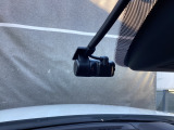 別途SDカードの購入が必要です。運転中の映像・音声などを記録して、交通事故やトラブルが起きた時の正確な状況把握に役立つドライブレコーダーが装着されています。