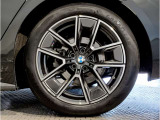 【BMWアロイホイル】軽量かつ強度に拘ったアロイホイル。走行性能ポテンシャルを引き出す設計。車の足元を引き締めてくれる大きなポイントはアロイホイルです。
