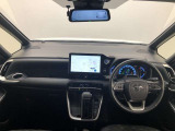 シンプルながら機能性あふれる運転席廻りです。視界性もよく、運転しやすいですよ。