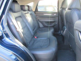 前席が最適な運転ポジションを取るために足元が広くとっており、後部座席の足元もゆったりと座ることができます。長時間でもストレス軽減になるよう、かかとを引くことができるように設計されています!