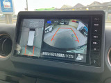 空から見たような映像で駐車ができるアラウンドビューモニター。ひと目でわかるセンサーに前後の衝突被害軽減ブレーキ付き。