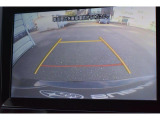 車両後方の映像を車内のディスプレイに表示し、駐車時や後退時の障害物や歩行者の確認を補助します。 広角レンズを採用し、広い範囲を映し出すことができます。