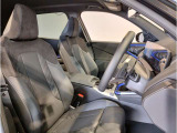 【コックピットシート】BMW車の主役席。車体中央にくる様に配置し車両重心とが一致する事でドライバーと車との一体感あるドライビングを実現。人間工学に基づき形成した形状が長時間のドライブ疲労も軽減します!