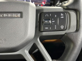 アダプティブ・クルーズ・コントロールは、前方の車と安全な距離を保ちながら、自動で加減速してついていく機能です。渋滞や高速道路でアクセルとブレーキの操作が減るため、運転の疲れを大幅に軽減します。