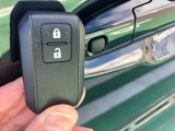 鍵を手元に持っておくことでドアハンドルのスイッチから鍵の開閉ができますよ☆