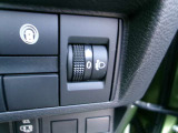 対向車への思いやり。ヘッドライトの光軸の調整ができる、マニュアルレベライザー付です!