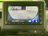 後方の様子をモニターで確認しながら駐車でき、画面上のガイド表示が車庫入れをサポートします。周囲の安全確認を助けてくれるため、狭い場所での駐車時にも心強い装備です。