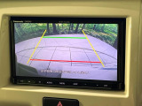 【バックカメラ】駐車時に後方がリアルタイム映像で確認できます。大型商業施設や立体駐車場での駐車時や、夜間のバック時に大活躍!運転スキルに関わらず、今や必須となった装備のひとつです!