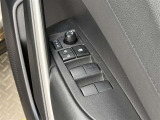 【パワーウィンドウ集中スイッチ】運転席のパワーウィンドスイッチ位置には運転以外の窓の開閉・ロック機能も付いています