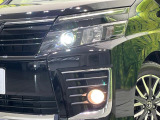 【LEDヘッドライト】悪天候や夜間走行時も良好な視界を確保し安心して運転できる高輝度LEDヘッドライトを装備!点灯速度が早く、消費電力も抑えられています。