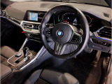 【ハンドル】ドライバーとBMW車の一体感がダイレクトに伝わるステアリングホイール。形状・太さへの拘りに加えて、操作性を高める為にスイッチ類も配置。クイックかつ安定のドライビングを体感下さい!