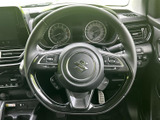 手元に複数のスイッチがまとまり、運転姿勢を保ったまま各種機能を扱いやすいレイアウトです。視線を大きく移さず操作でき、毎日の運転をサポートします。