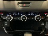 オートエアコンは左右席で独立温度コントロールが可能です。運転席はキンキンに冷やして助手席はマイルドにと言った設定が可能です☆暑さ寒さでケンカすることもなくなりますね♪