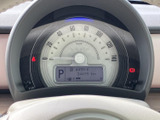 速度計と中央の表示部がまとまり、必要な情報を運転席から確認しやすい配置です。シフト位置や燃料残量なども表示されるため、出発前や停車時に車両情報を把握する際に役立ちます。