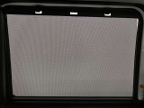 【ロールサンシェード】後部座席にはロールサンシェードでプライバシー保護や日差し防止などに役立ちます。