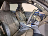 【コックピットシート】BMW車の主役席。車体中央にくる様に配置し車両重心とが一致する事でドライバーと車との一体感あるドライビングを実現。人間工学に基づき形成した形状が長時間のドライブ疲労も軽減します!