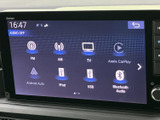 FM・AMをはじめ、テレビやスマートフォン連携など複数の音源がメニューに並びます。画面表示が見やすく、聴きたい音源を選びやすいので、移動中の音楽選びにも便利です。