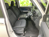 前席はゆとりを感じる空間で、運転席まわりまで見渡しやすいレイアウトです。乗り降りもしやすく、毎日の移動から遠出まで、落ち着いてお過ごしいただけます。