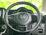 手元にオーディオ操作用のスイッチを備え、運転姿勢を保ちながら必要な操作を行いやすい仕様です。握りやすい形状で、周辺のスイッチ類も視認しやすく、日常の運転をサポートします。