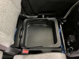 【シートアンダーボックス】助手席下には持ち運び可能な収納ボックスが装備されています。車検証ケースや靴などが収納できます。