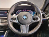 【ハンドル】ドライバーとBMW車の一体感がダイレクトに伝わるステアリングホイール。形状・太さへの拘りに加えて、操作性を高める為にスイッチ類も配置。クイックかつ安定のドライビングを体感下さい!