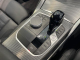 BMWの高性能オートマチックは、ATセレクトレバーを左側に倒すことで、通常の「D」から「S」(スポーツ)または「M」(マニュアル)へと切り替えが可能です。