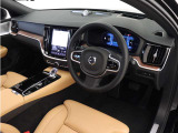 北欧のミニマリズムを体現したV60のコックピットは、あなたの日常に寄り添う空間です。上質なシート素材と手触りにこだわったインテリアパネルに、先進のディスプレイが違和感なく溶け込みます。