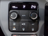 運転席からも手が届きやすく、操作しやすい空調コントロールパネル。オートエアコンなので操作の煩わしさが無くオールシーズン快適にドライブできます。快適空間で運転に集中できますね。