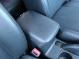 前席中央のアームレストです。運転中の腕を置くスペースとして使えます。