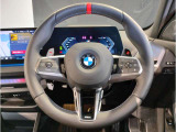 【ハンドル】ドライバーとBMW車の一体感がダイレクトに伝わるステアリングホイール。形状・太さへの拘りに加えて、操作性を高める為にスイッチ類も配置。クイックかつ安定のドライビングを体感下さい!