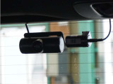 ◆車内カメラ◆前方・後方はもちろん、車内向きのカメラでも記録。左右をワイドに撮ることができ、幅寄せや側面衝突、威圧的なドライバーの危険行為など、クルマ周囲のトラブルもしっかり記録できます。