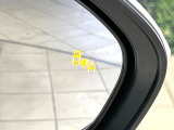 【ブラインドスポットモニター】走行中、ドアミラーの死角になりやすい箇所に後続車が接近するとサイドミラーのレンズに警告を表示!ドライバーに注意喚起をしてくれます。