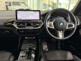 コックピットは、BMWらしくセンター・コンソールがドライバーに向けて傾けられた設計になっています。