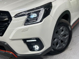 【LEDヘッドライト】悪天候や夜間走行時も良好な視界を確保し安心して運転できる高輝度LEDヘッドライトを装備!点灯速度が早く、消費電力も抑えられています。