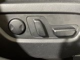 【パワーシート(電動シート)】シートを電動で、前後にスライドまたは上下の高さなどを調整することができます!細かい操作もスイッチ一つでできるので、とても便利です!