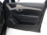 運転席ドアの全景です。キャビンを彩るすべてのものに、機能を形にした美しさが備わっています。