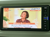 テレビ番組を画面で確認でき、停車中の待ち時間にも映像を楽しめます。画面表示が大きく見やすいため、休憩のひとときや乗車前の時間を過ごす際にも便利です。