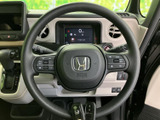 手元には複数のスイッチがまとまり、運転姿勢を保ったまま各種操作にアクセスしやすい配置です。メーターも視線の先に収まり、運転に必要な情報を確認しながら扱いやすいコックピットとなっています。