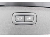 テールゲートは、電動オープンです。ゲートの開閉の高さは、お好みの高さで調整できるので、身長や駐車場に合わせて設定が可能です。