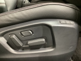 運転席にはパワーシートを装備!シート位置を記憶するメモリー機能付きなのでご夫婦で2名分セットすると便利です♪