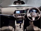 ☆センターパネルを運転席側に僅かに傾けたBMW独特のインパネ☆【駆け抜ける歓び】はここからもスタートしております☆