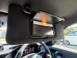 サンバイザーに鏡がついてますので車から降りる前に身だしなみチェック出来ます。